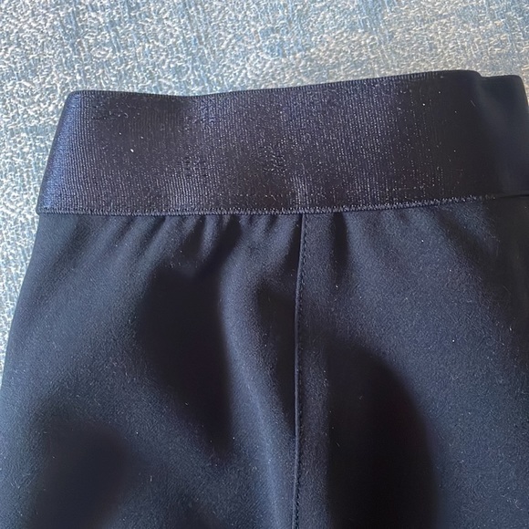 Bailey/44 black trousers with hidden buttons and flattering fit - Picture 2 of 3